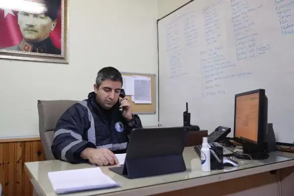 Belediye ekipleri yaşlı çifti aşı randevusuna yetiştirdi Belediye ekipleri yaşlı çifti aşı randevusuna yetiştirdi