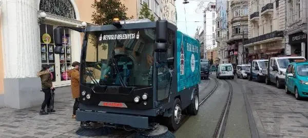 Kademe AŞ, yerli süpürme araçlarını Beyoğlu Belediyesi'ne teslim etti Kademe AŞ, yerli süpürme araçlarını Beyoğlu Belediyesi'ne teslim etti