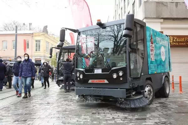 Kademe AŞ, yerli süpürme araçlarını Beyoğlu Belediyesi'ne teslim etti Kademe AŞ, yerli süpürme araçlarını Beyoğlu Belediyesi'ne teslim etti