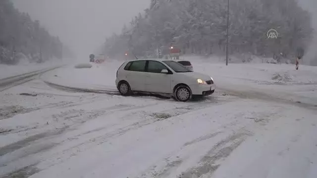 Bolu Dağı'nda yoğun kar yağışı etkili oluyor Bolu Dağı'nda yoğun kar yağışı etkili oluyor