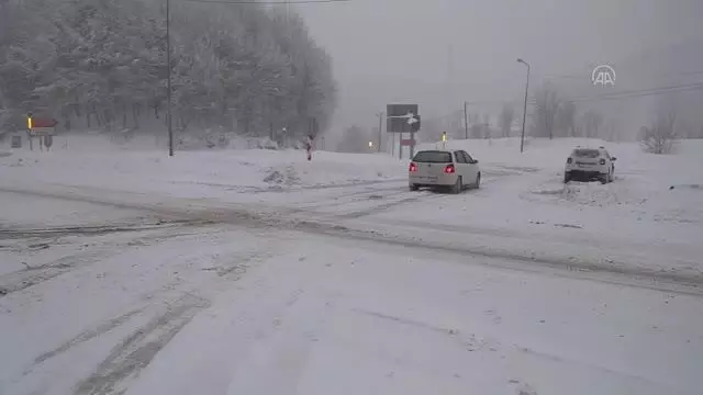 Bolu Dağı'nda yoğun kar yağışı etkili oluyor Bolu Dağı'nda yoğun kar yağışı etkili oluyor