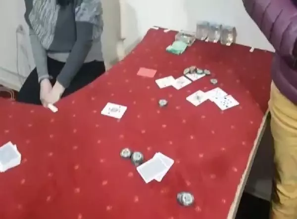 ÇANAKKALE - Kumarhane baskınında 18 şüpheli gözaltına alındı ÇANAKKALE - Kumarhane baskınında 18 şüpheli gözaltına alındı