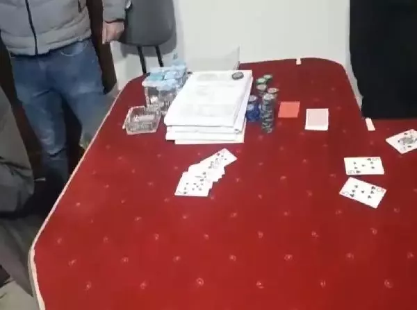 ÇANAKKALE - Kumarhane baskınında 18 şüpheli gözaltına alındı ÇANAKKALE - Kumarhane baskınında 18 şüpheli gözaltına alındı