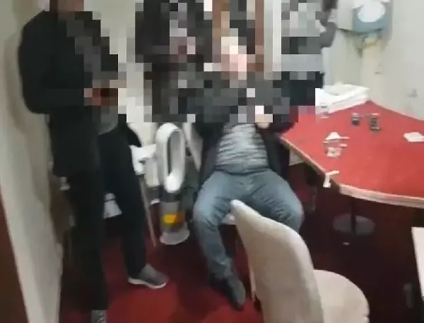 ÇANAKKALE - Kumarhane baskınında 18 şüpheli gözaltına alındı ÇANAKKALE - Kumarhane baskınında 18 şüpheli gözaltına alındı
