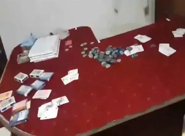 ÇANAKKALE - Kumarhane baskınında 18 şüpheli gözaltına alındı ÇANAKKALE - Kumarhane baskınında 18 şüpheli gözaltına alındı