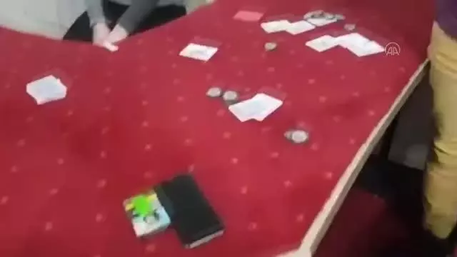 ÇANAKKALE - Kumarhane baskınında 18 şüpheli gözaltına alındı ÇANAKKALE - Kumarhane baskınında 18 şüpheli gözaltına alındı