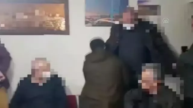 ÇANAKKALE - Kumarhane baskınında 18 şüpheli gözaltına alındı ÇANAKKALE - Kumarhane baskınında 18 şüpheli gözaltına alındı