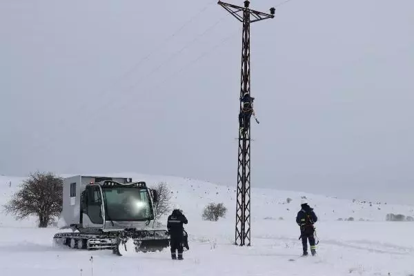 ÇEDAŞ'ın 'enerji timleri' dondurucu soğuklarda kesintisiz enerji için çalışıyor ÇEDAŞ'ın 'enerji timleri' dondurucu soğuklarda kesintisiz enerji için çalışıyor