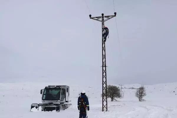 ÇEDAŞ'ın 'enerji timleri' dondurucu soğuklarda kesintisiz enerji için çalışıyor ÇEDAŞ'ın 'enerji timleri' dondurucu soğuklarda kesintisiz enerji için çalışıyor