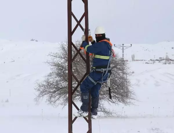 ÇEDAŞ'ın 'enerji timleri' dondurucu soğuklarda kesintisiz enerji için çalışıyor ÇEDAŞ'ın 'enerji timleri' dondurucu soğuklarda kesintisiz enerji için çalışıyor