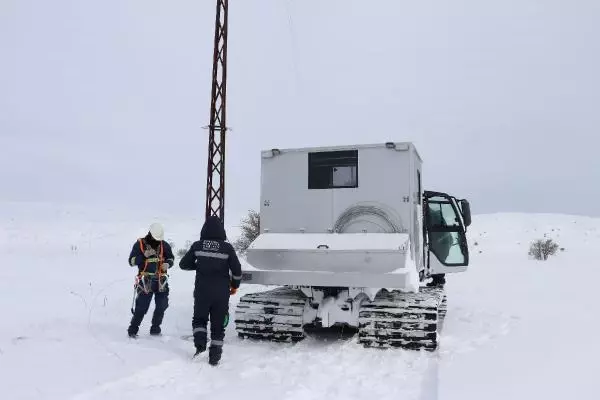 ÇEDAŞ'ın 'enerji timleri' dondurucu soğuklarda kesintisiz enerji için çalışıyor ÇEDAŞ'ın 'enerji timleri' dondurucu soğuklarda kesintisiz enerji için çalışıyor