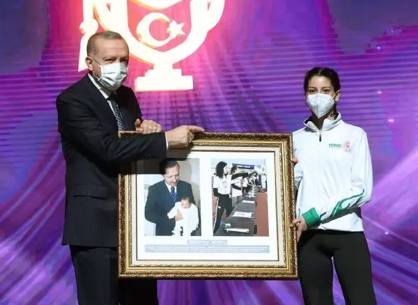 Cumhurbaşkanı Erdoğan'a sürpriz olan fotoğrafın hikayesini anlattı Cumhurbaşkanı Erdoğan'a sürpriz olan fotoğrafın hikayesini anlattı