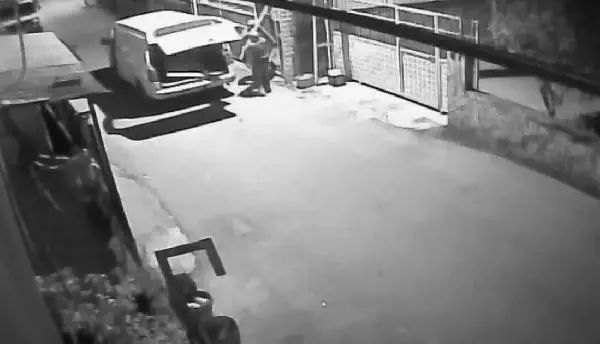 Son dakika gündem: Demir kapı hırsızı kardeşler suçüstü yakalandı Son dakika gündem: Demir kapı hırsızı kardeşler suçüstü yakalandı