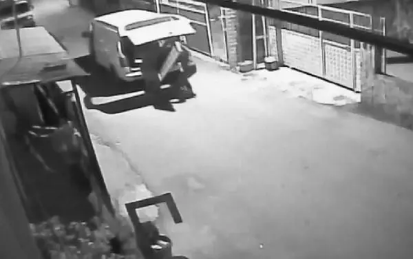 Son dakika gündem: Demir kapı hırsızı kardeşler suçüstü yakalandı Son dakika gündem: Demir kapı hırsızı kardeşler suçüstü yakalandı