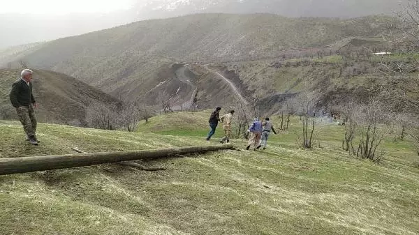 Derecik'te, fırtınada devrilen elektrik direkleri için yoğun çalışma Derecik'te, fırtınada devrilen elektrik direkleri için yoğun çalışma