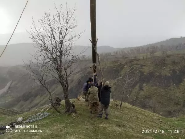 Derecik'te, fırtınada devrilen elektrik direkleri için yoğun çalışma Derecik'te, fırtınada devrilen elektrik direkleri için yoğun çalışma