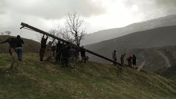 Derecik'te, fırtınada devrilen elektrik direkleri için yoğun çalışma Derecik'te, fırtınada devrilen elektrik direkleri için yoğun çalışma