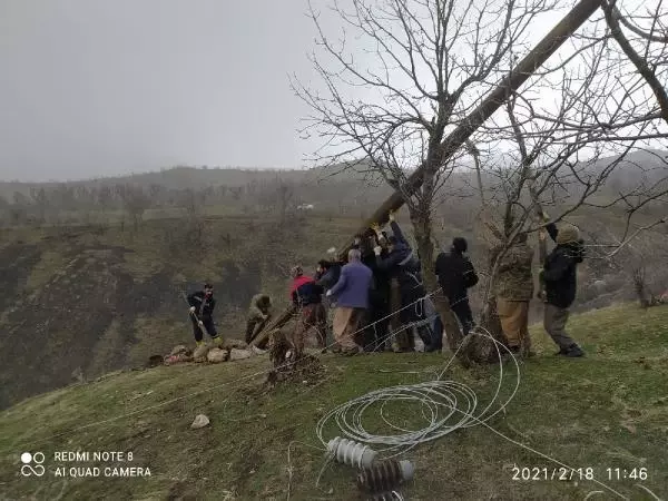 Derecik'te, fırtınada devrilen elektrik direkleri için yoğun çalışma Derecik'te, fırtınada devrilen elektrik direkleri için yoğun çalışma