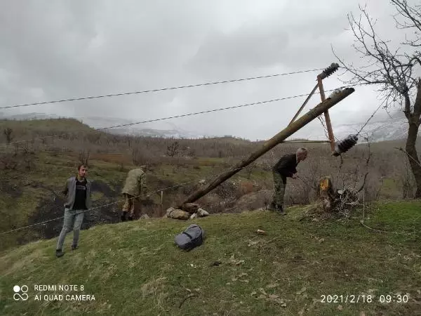 Derecik'te, fırtınada devrilen elektrik direkleri için yoğun çalışma Derecik'te, fırtınada devrilen elektrik direkleri için yoğun çalışma
