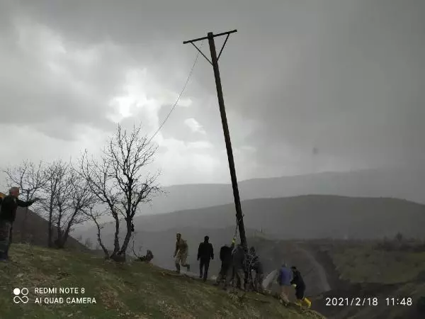 Derecik'te, fırtınada devrilen elektrik direkleri için yoğun çalışma Derecik'te, fırtınada devrilen elektrik direkleri için yoğun çalışma