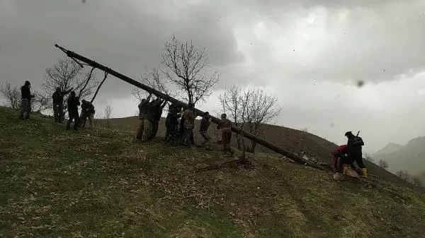 Derecik'te, fırtınada devrilen elektrik direkleri için yoğun çalışma Derecik'te, fırtınada devrilen elektrik direkleri için yoğun çalışma