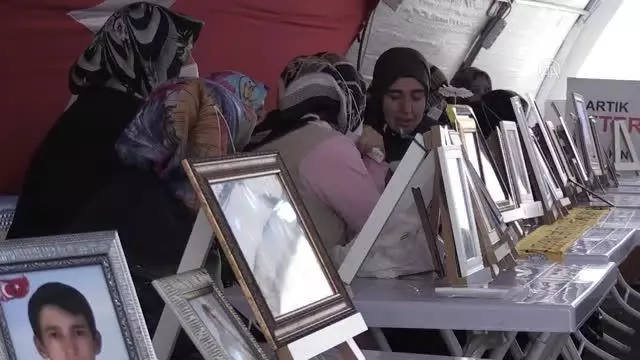 Diyarbakır annelerinin 'evlat nöbetine' iki aile daha katıldı Diyarbakır annelerinin 'evlat nöbetine' iki aile daha katıldı
