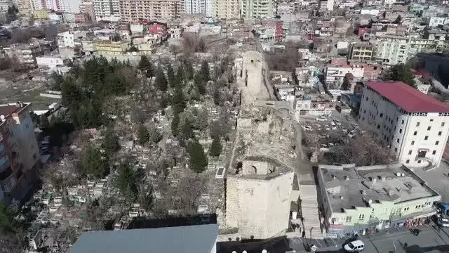 DİYARBAKIR - Sultan 1. Kılıçarslan'ın mezarını bulan akademisyenler Harzemşah'ın kabrinin izini sürecek DİYARBAKIR - Sultan 1. Kılıçarslan'ın mezarını bulan akademisyenler Harzemşah'ın kabrinin izini sürecek