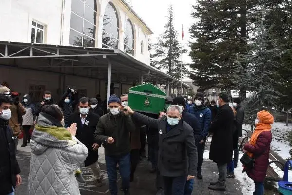 Son dakika: Diyetisyen eşini öldürüp intihar eden doktor, toprağa verildi Son dakika: Diyetisyen eşini öldürüp intihar eden doktor, toprağa verildi