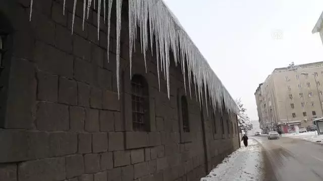 Doğu Anadolu'da kar yağışı ve soğuk hava etkili oluyor. Doğu Anadolu'da kar yağışı ve soğuk hava etkili oluyor.