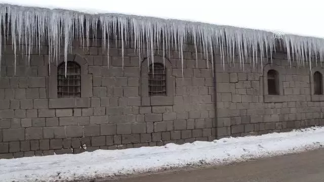 Doğu Anadolu'da kar yağışı ve soğuk hava etkili oluyor. Doğu Anadolu'da kar yağışı ve soğuk hava etkili oluyor.