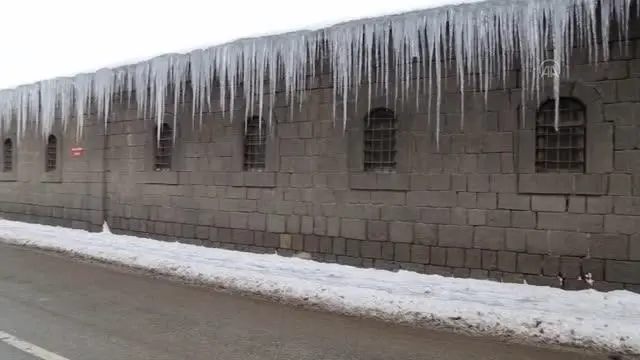 Doğu Anadolu'da kar yağışı ve soğuk hava etkili oluyor. Doğu Anadolu'da kar yağışı ve soğuk hava etkili oluyor.