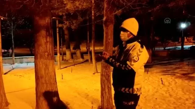 Son dakika haberleri! Donmak üzere olan serçeye polisten şefkat eli Son dakika haberleri! Donmak üzere olan serçeye polisten şefkat eli