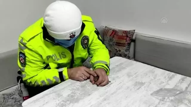 Son dakika haberleri! Donmak üzere olan serçeye polisten şefkat eli Son dakika haberleri! Donmak üzere olan serçeye polisten şefkat eli