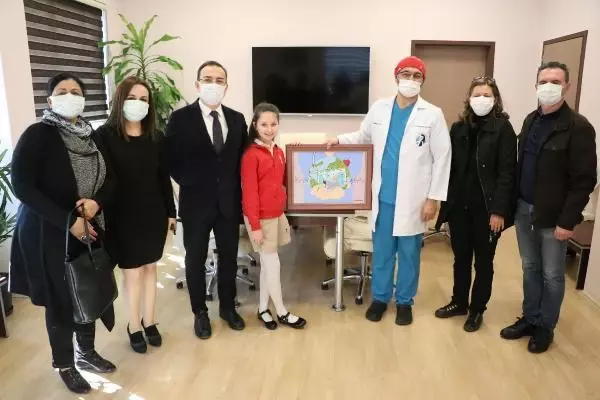 Elif'in ödüllü resmi, sağlık çalışanlarına moral oldu Elif'in ödüllü resmi, sağlık çalışanlarına moral oldu