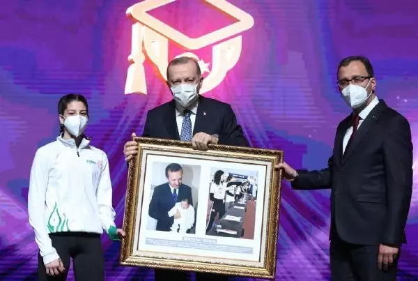 Erdoğan'a sürpriz olan fotoğrafın hikayesini anlattı Erdoğan'a sürpriz olan fotoğrafın hikayesini anlattı