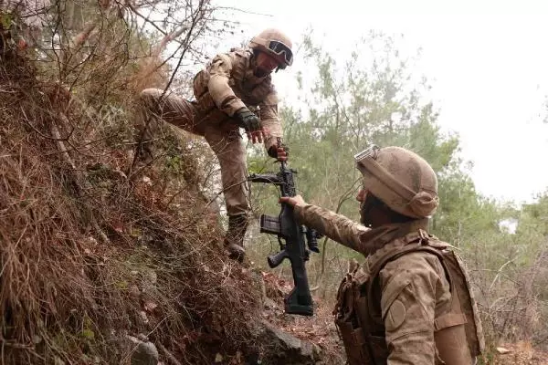 Son dakika... 'Eren-8 Amanoslar' operasyonunda 7 depo, 2 sığınak imha edildi Son dakika... 'Eren-8 Amanoslar' operasyonunda 7 depo, 2 sığınak imha edildi