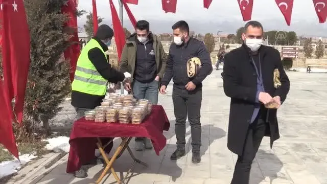 Erzincan Belediyesi Gara şehitleri için helva dağıttı Erzincan Belediyesi Gara şehitleri için helva dağıttı