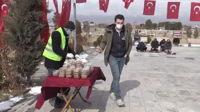 Erzincan Belediyesi Gara şehitleri için helva dağıttı Erzincan Belediyesi Gara şehitleri için helva dağıttı