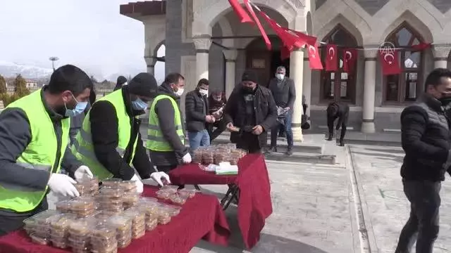 Erzincan Belediyesi Gara şehitleri için helva dağıttı Erzincan Belediyesi Gara şehitleri için helva dağıttı