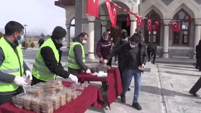 Erzincan Belediyesi Gara şehitleri için helva dağıttı Erzincan Belediyesi Gara şehitleri için helva dağıttı