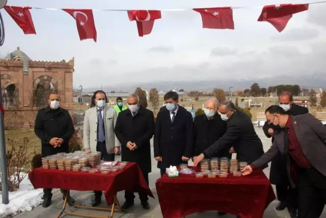 Erzincan Belediyesi Gara şehitleri için helva dağıttı Erzincan Belediyesi Gara şehitleri için helva dağıttı