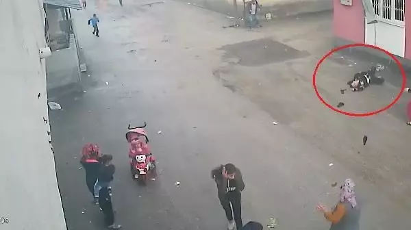 Son dakika haber! Eşi tarafından darbedildiği iddia edilen Fatma balkondan düştü; o anlar kamerada (2)- Yeniden Son dakika haber! Eşi tarafından darbedildiği iddia edilen Fatma balkondan düştü; o anlar kamerada (2)- Yeniden