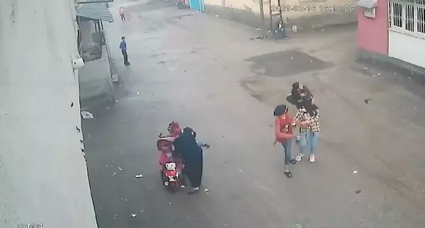 Son dakika haber! Eşi tarafından darbedildiği iddia edilen Fatma balkondan düştü; o anlar kamerada (2)- Yeniden Son dakika haber! Eşi tarafından darbedildiği iddia edilen Fatma balkondan düştü; o anlar kamerada (2)- Yeniden