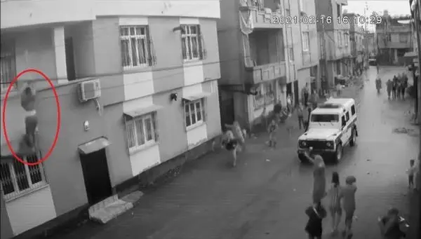 Son dakika haber! Eşi tarafından darbedildiği iddia edilen Fatma balkondan düştü; o anlar kamerada (2)- Yeniden Son dakika haber! Eşi tarafından darbedildiği iddia edilen Fatma balkondan düştü; o anlar kamerada (2)- Yeniden