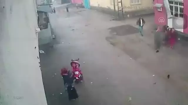 Eşi tarafından darbedildiği öne sürülen kadın üçüncü kattan atlayarak yaralandı Eşi tarafından darbedildiği öne sürülen kadın üçüncü kattan atlayarak yaralandı