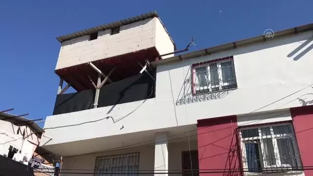 Eşi tarafından darbedildiği öne sürülen kadın üçüncü kattan atlayarak yaralandı Eşi tarafından darbedildiği öne sürülen kadın üçüncü kattan atlayarak yaralandı