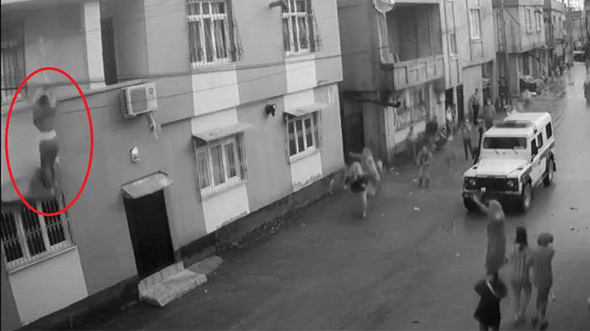 Eşi tarafından odaya kilitlenip darbedilen kadın balkondan aşağı düştü