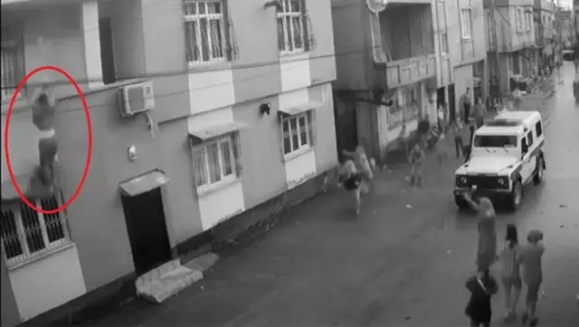 Eşi tarafından odaya kilitlenip darbedilen kadın balkondan aşağı düştü Eşi tarafından odaya kilitlenip darbedilen kadın balkondan aşağı düştü