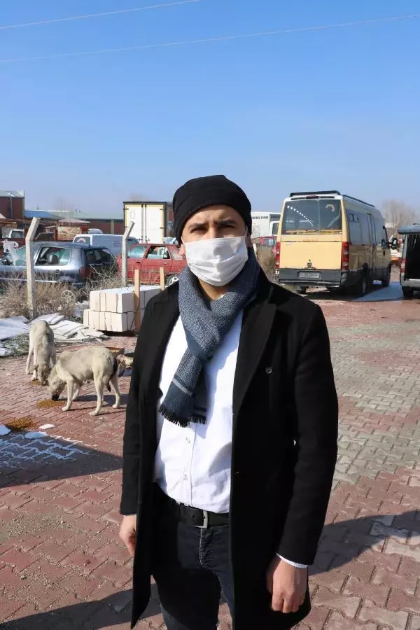 Esnaftan topladığı yiyecekleri sokak köpeklerine dağıtıyor Esnaftan topladığı yiyecekleri sokak köpeklerine dağıtıyor