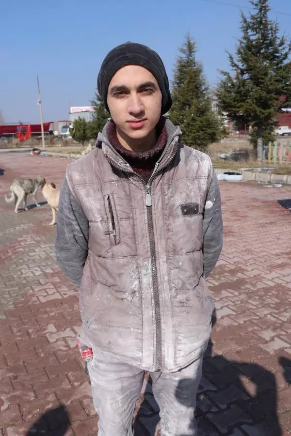 Esnaftan topladığı yiyecekleri sokak köpeklerine dağıtıyor Esnaftan topladığı yiyecekleri sokak köpeklerine dağıtıyor